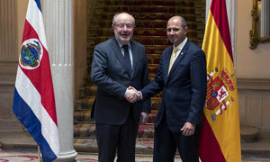 Fernando Garcia Casas y Alejandro Solano se saludan al inicio de su encuentro.
