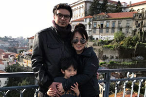 Marcelo Daparte, con su mujer y su hijo, en Santiago de Compostela.