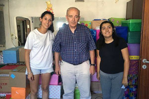 El presidente Ricardo Gil y la secretaria Marianela Llinares entregaron los kits a la responsable de Gira Vidas.
