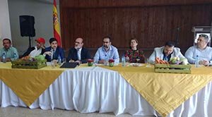 Miembros del CRE, del Club Español y de la administración, durante el acto informativo.