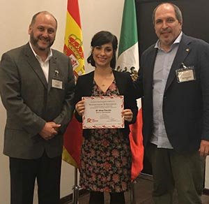 Un momento de la entrega de diplomas a los participantes.