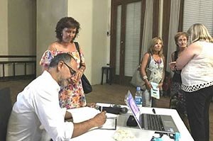 Martín Reynoso, firmando ejemplares de su libro.
