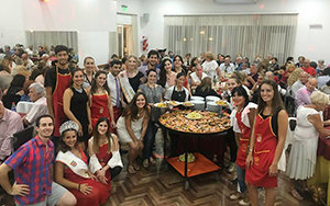 Numerosas personas se congregaron en el Centro de Castilla y León para disfrutar de la paella.