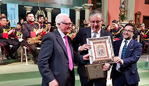 Jorge Revenga –en el centro– recibió un presente del presidente de la entidad, Avelino Abajo, a la izda.