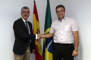Ildefonso de la Campa saluda al presidente del Centro Español, Carlos Fernández dos Santos.