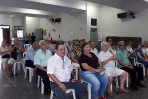 Algunos de los asistentes al encuentro con el director general en la sociedad Rosalía De Castro.