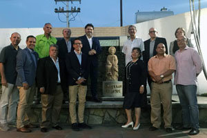 Miranda, acompañado por los directivos de la Hermandad Gallega de Valencia y otros dirigentes.