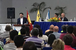 El secretario xeral de Emigración se dirige a la audiencia.