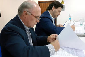 Manuel Fajín y Antonio Rodríguez Miranda firman el convenio.