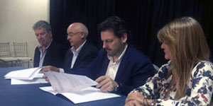 José Manuel Lorenzo y Antonio Rodríguez Miranda firman el acuerdo.