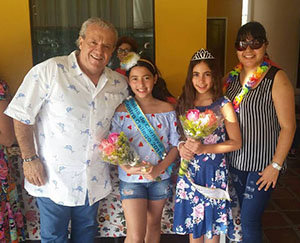La reina entrante, Sofía II, y la reina saliente, Uxía I, posan junto al presidente del CGPLC, Antonio Corral, y a la presidenta del Comité de Damas, Dalismary Reyes.