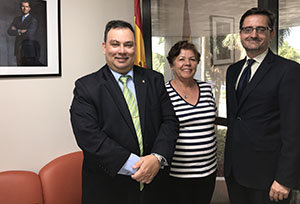 Richard Barreiro, Aida Olmedo y Cándido Creis, durante el encuentro.