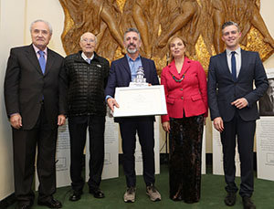 Pepe Solla posa junto con José Ramón Ónega, Romay Beccaría, Pilar Falcón y Ángel Carreira.