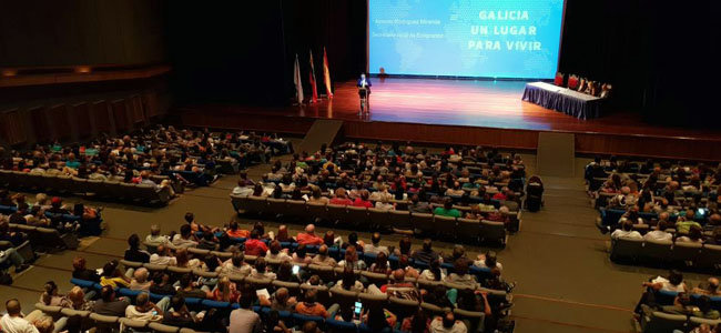 Miranda impartió una última charla informativa en el Teatro Rosalía de Castro de la Hermandad Gallega.