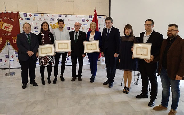 Autoridades y participantes en la Fiesta del Botillo de Casa de León en Madrid.