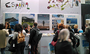 Visitantes frente al espacio de Cantabria en el Salón parisino.