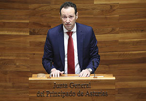 Guillermo Martínez, durante su intervención en la Junta General del Principado de Asturias.