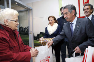 Miguel Ángel Revilla recibe a los pasajeros del primer vuelo procedente de Budapest.