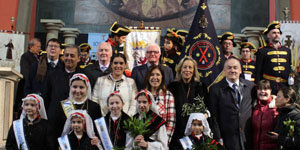 La Banda, en el altar de la iglesia, con políticos y miembros de la Asociación de Meigas.