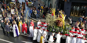 La Banda Agrupación Musical San Andrés Apóstol de Astorga, autoridades y el paso-imagen, cerrando la procesión.