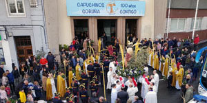 La Banda y el paso-imagen, entrando en la iglesia, al final de la procesión.