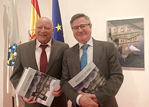 5. El autor, Manuel Pombo, y el coordinador de Actividades de la Casa, Ramón Jiménez, posan con el catálogo de la muestra ante la obra CONCELLO DE FERROL