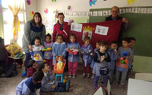 Un momento de la entrega de juguetes en el Centro Educativo Complementario.