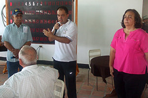 El viceconsul de España en el Estado de Guarico, José Junquera Caramés –a la izda.–, dio respuestas a los planteamientos de los mayores, junto al consejero del CRE Carlos Ortega Pérez y a la presidenta de la entidad, Teresa Rodríguez Castro.