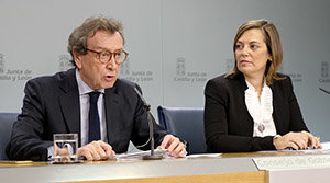 El vicepresidente y consejero de la Presidencia, José Antonio de Santiago- Juárez y la portavoz del Gobierno, Milagros Marcos, durante la rueda de prensa posterior al Consejo de Gobierno.