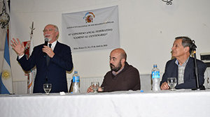 Un momento de la intervención de José Luis Mira Lema, acompañado en la mesa por Tercero Castro y Juan Carlos Herner.