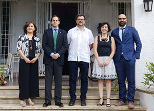 Fernando Blanco -2º por la izda.- y Ángel Calle -a la dcha., durante su visita a Cuba.