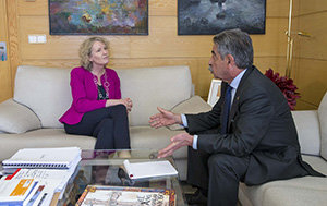Sile Maguire y Miguel Ángel Revilla, durante la reunión que mantuvieron.