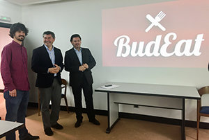 Rodríguez Miranda, durante su visita a una de las empresas de A Coruña fundada con las ayudas al retorno emprendedor.