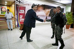 El embajador de España en Venezuela, Jesús Silva Fernández, saluda a un soldado en el Aeropuerto Internacional de Maiquetía.