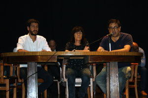 De izda. a dcha., Nicolás Serafini, veedor judicial; Marta Migueles, representante de socios y presidenta de mesa; y Martín Moyano, interventor judicial, en la mesa de conducción de la asamblea.