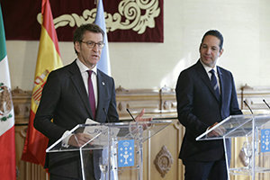 Núñez Feijóo, acompañado por Domínguez Servién, durante su intervención ante los medios de comunicación.