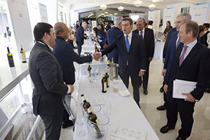 Núñez Feijóo visitando uno de los estand de vino gallego.