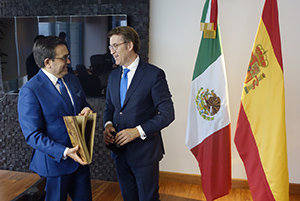 Un momento del intercambios de presentes entre Núñez Feijóo e Ildefonso Guajardo.