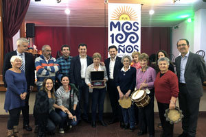 Los dirigentes de la Xunta posan con directivos de la Asociación de Mos, a cuya presidenta le entregaron una placa.