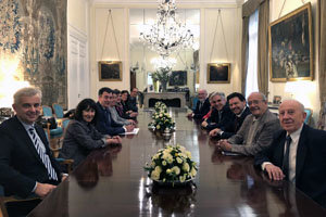 Los dirigentes de la Xunta, el embajador y el consejero de Empleo, con los representantes de los socios del Centro Gallego.