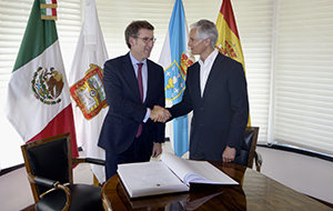 Un momento del saludo entre Núñez Feijóo y Alfredo del Mazo.