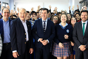 Román Rodríguez y Rodríguez Miranda, con los alumnos del Colegio Santiago Apóstol.