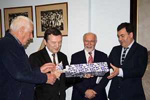El conselleiro entrega un presente al presidente del Centro Galicia de Buenos Aires.