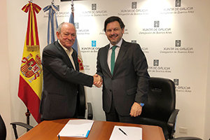 Un momento del saludo entre Bernardo Rey y Rodríguez Miranda, tras la firma del convenio.