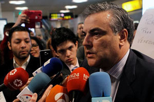 El embajador en Venezuela, Jesús Silva, atiende a los medios de comunicación.
