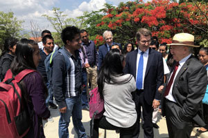 El presidente Feijóo conversa con alumnos y profesores de la  Universidad de la Sierra Sur.