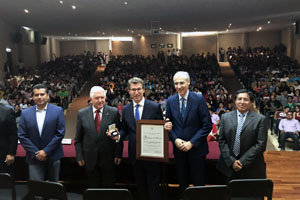 Feijoo recibió un diploma de honor durante su conferencia en la Universidad Tecnológica de la Mixteca.