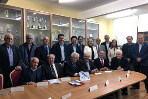Los directivos de la Xunta posan junto a dirigentes españoles y gallegos que asistieron a la presentación del libro.