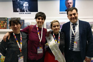 Román Rodriguez, con algunas de las asistentes al estand de Galicia en la Feria.