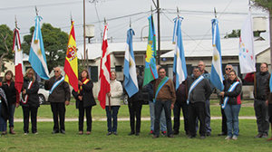 La ceremonia contó con abanderados de diferentes colectividades.